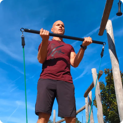 Travail des biceps en extérieur avec kit Xtendfit